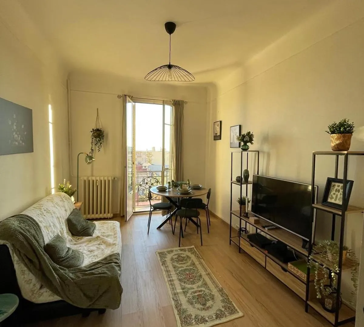 Charmant Deux Pieces Au Coeur De Menton 0*,  France