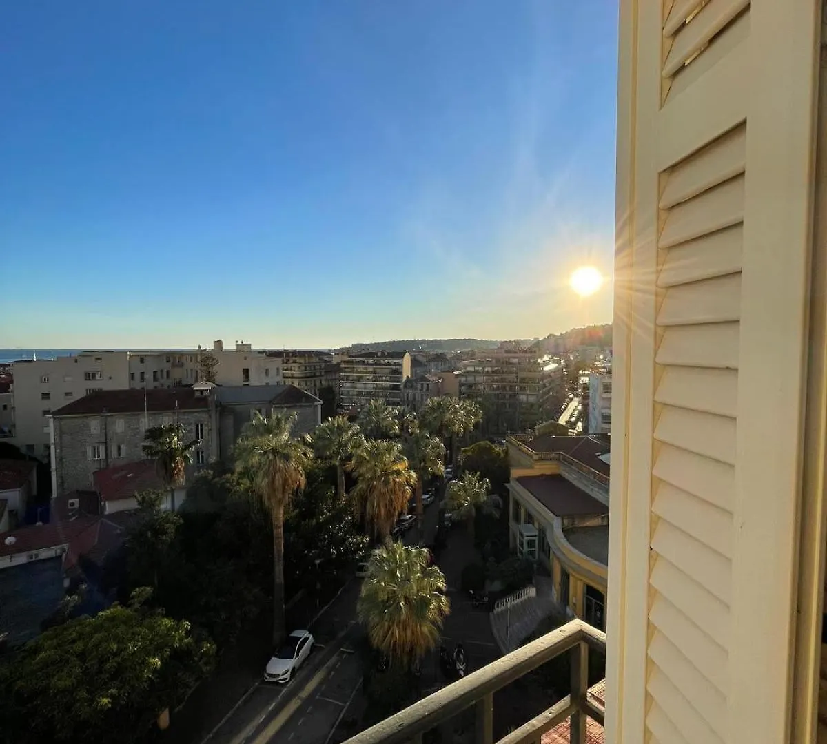 Charmant Deux Pieces Au Coeur De Menton 0*,  France